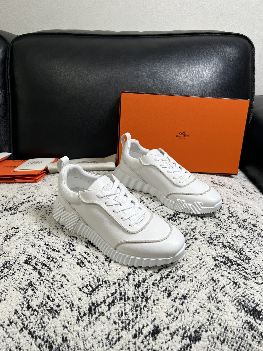NO:955479,Hermes high-quality top crafts Hermès counters sell original configuration simultaneously, original cowhide fabric imported from Italy, high-quality splicing technology, fully imported water-dyed cowhide lining, original soles specially provided by the factory and super comfortable, original factory follow-up goods, code number 39-44 (customized 45), hermes, hermes, cowhide19860909Hermes 高品质 顶级工艺品 爱马仕 专柜同步发售原厂配置,意大利进口原版牛皮面料,高品质拼接工艺,全进口水染牛皮里垫,鞋底原厂特供原版底超级舒适,原厂跟单货 ,码数 39-44（ 订做 45）,,hermes,hermes,cowhide,Men's shoes