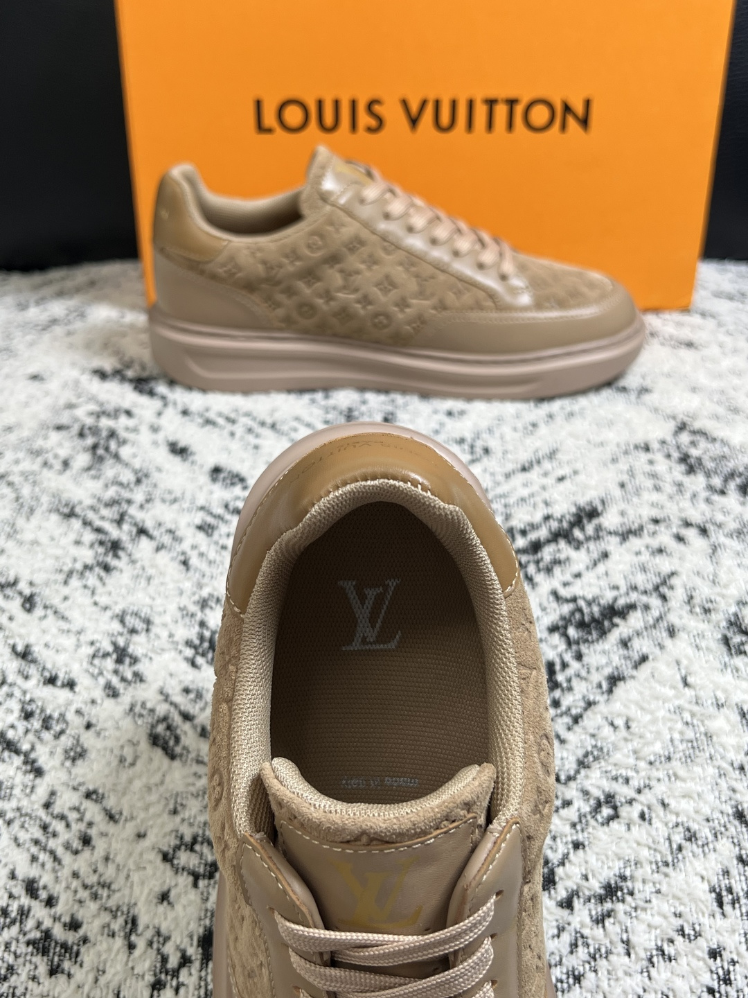 Lv  高品质  顶级工艺品  路易威登，运动板鞋专柜同步，鞋面意大利进口，高品质拼接缤纷色彩复杂工艺品，进口牛皮里垫柔