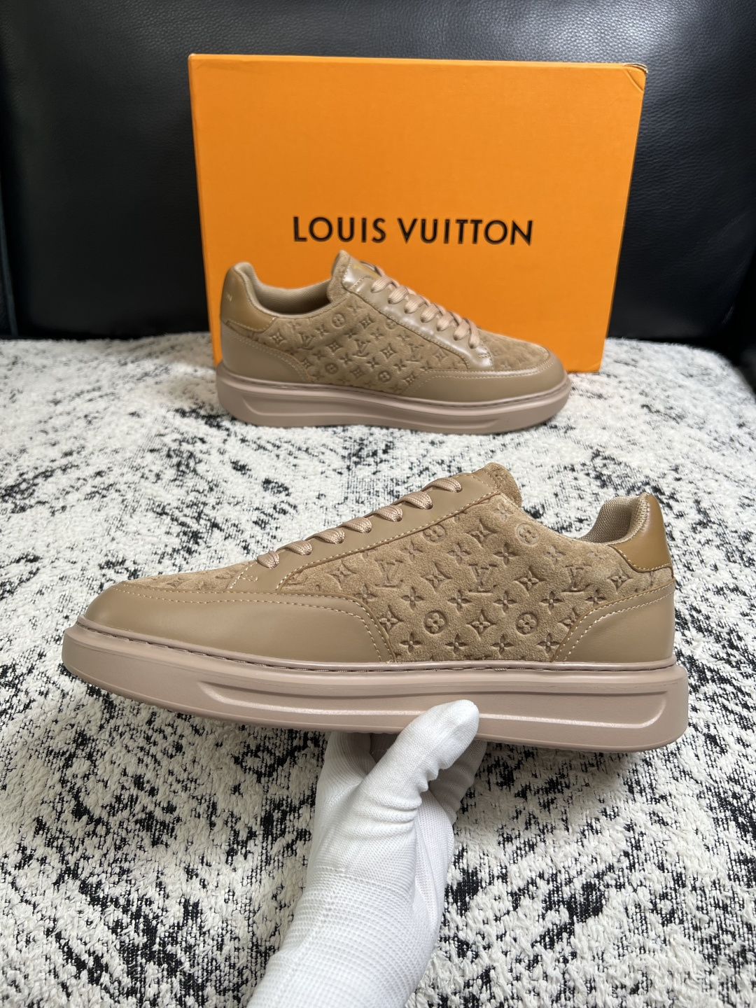 Lv  高品质  顶级工艺品  路易威登，运动板鞋专柜同步，鞋面意大利进口，高品质拼接缤纷色彩复杂工艺品，进口牛皮里垫柔
