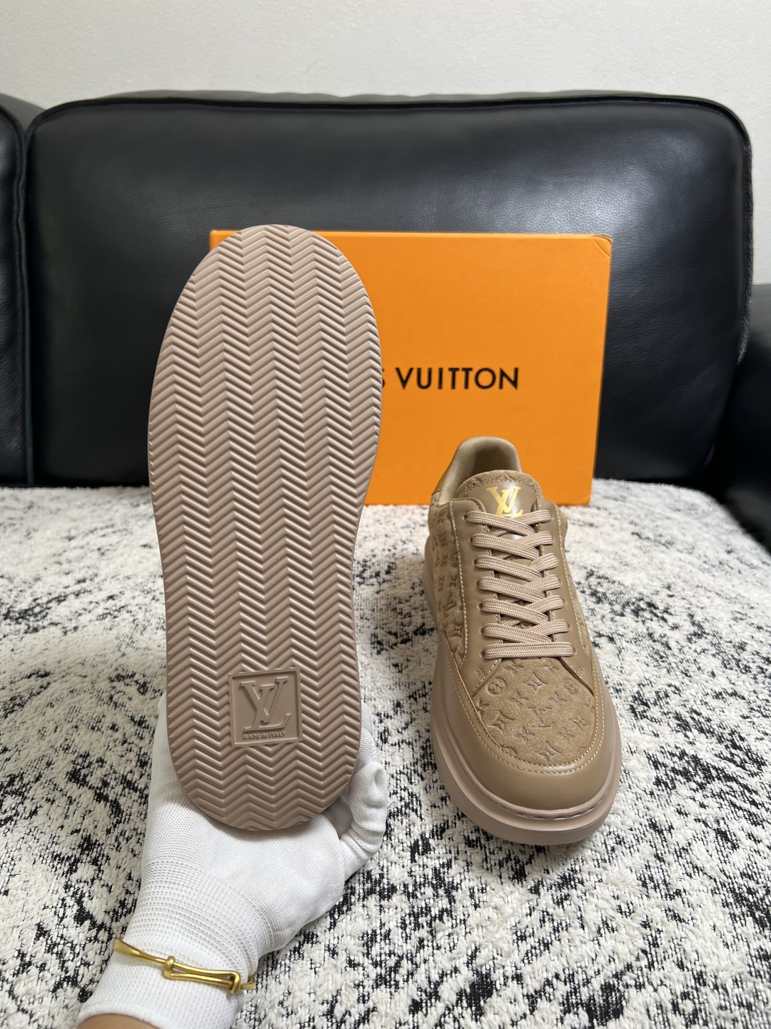 Lv  高品质  顶级工艺品  路易威登，运动板鞋专柜同步，鞋面意大利进口，高品质拼接缤纷色彩复杂工艺品，进口牛皮里垫柔