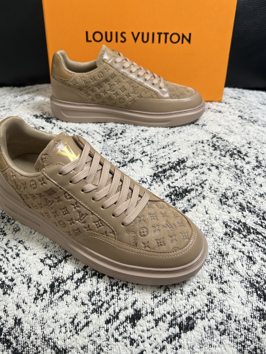 Lv  高品质  顶级工艺品  路易威登，运动板鞋专柜同步，鞋面意大利进口，高品质拼接缤纷色彩复杂工艺品，进口牛皮里垫柔