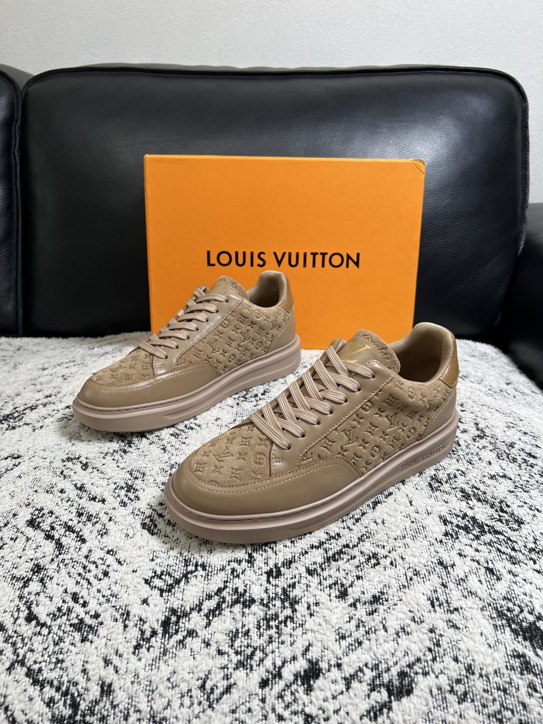Lv  高品质  顶级工艺品  路易威登，运动板鞋专柜同步，鞋面意大利进口，高品质拼接缤纷色彩复杂工艺品，进口牛皮里垫柔