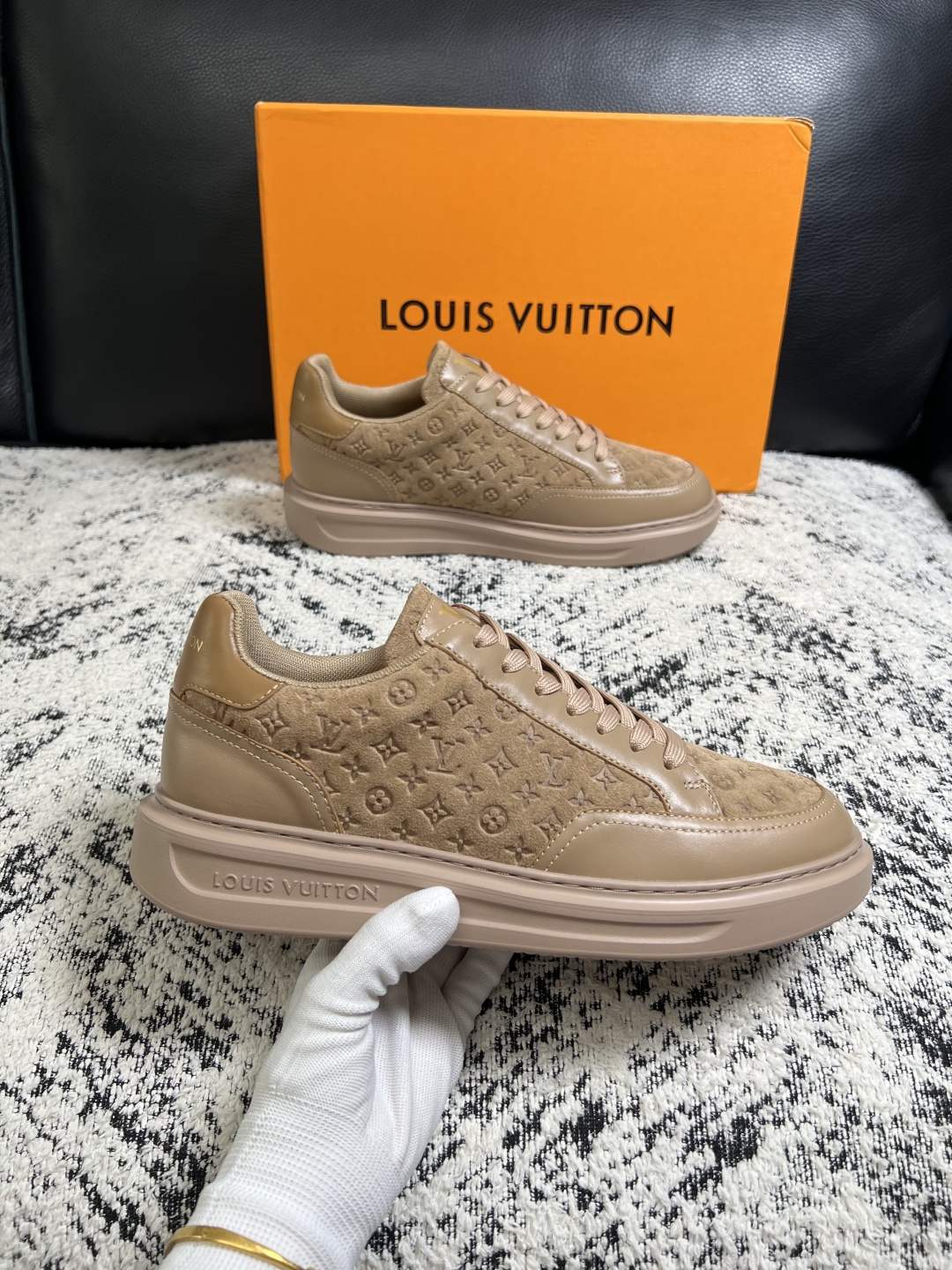 Lv  高品质  顶级工艺品  路易威登，运动板鞋专柜同步，鞋面意大利进口，高品质拼接缤纷色彩复杂工艺品，进口牛皮里垫柔