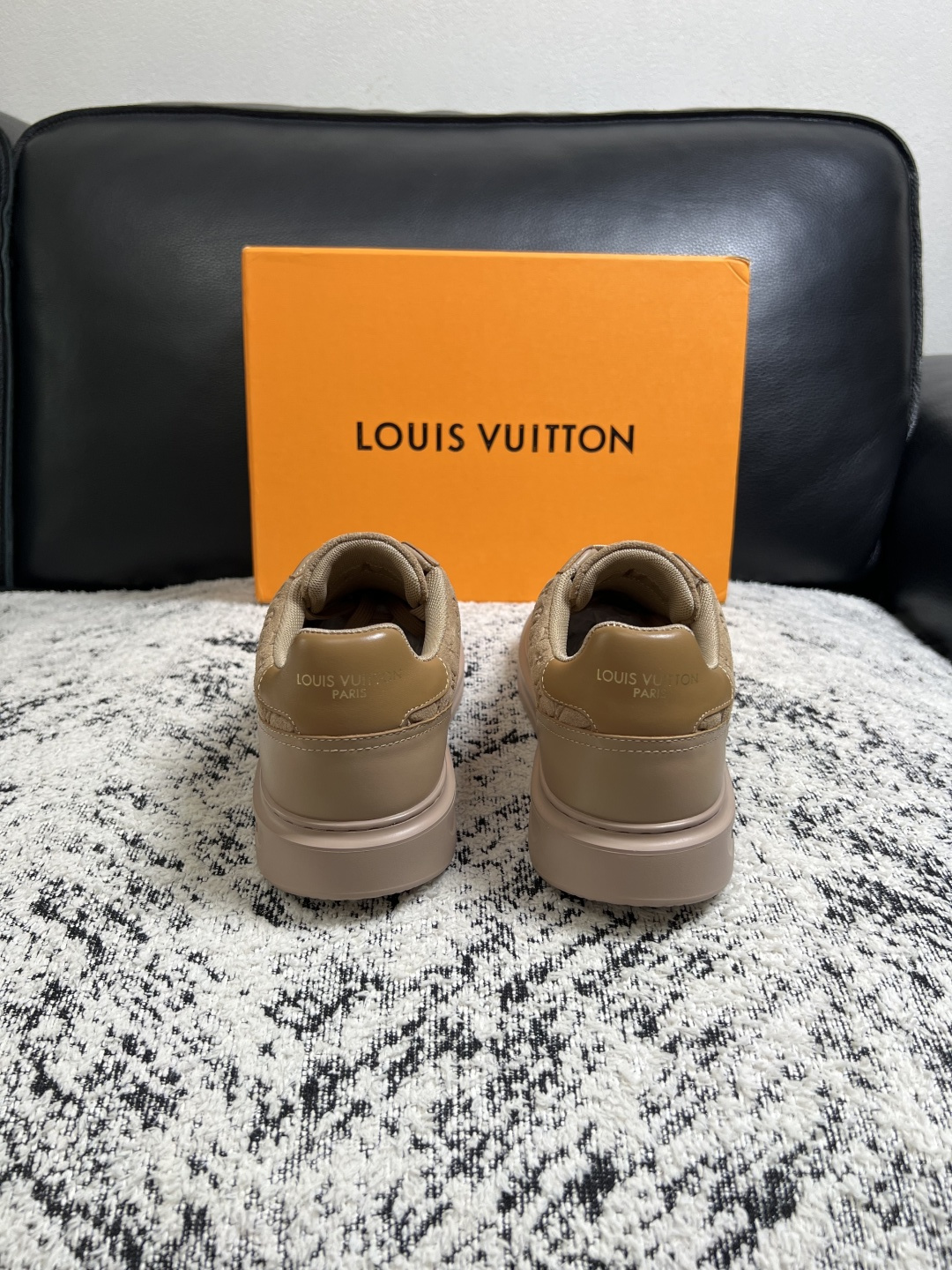Lv  高品质  顶级工艺品  路易威登，运动板鞋专柜同步，鞋面意大利进口，高品质拼接缤纷色彩复杂工艺品，进口牛皮里垫柔
