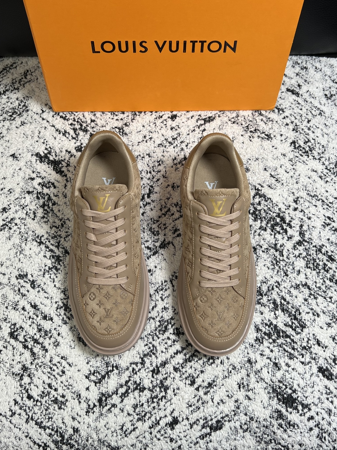 Lv  高品质  顶级工艺品  路易威登，运动板鞋专柜同步，鞋面意大利进口，高品质拼接缤纷色彩复杂工艺品，进口牛皮里垫柔