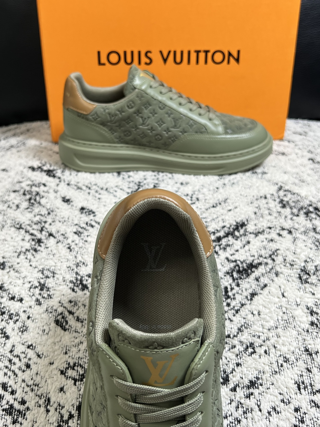 Lv  高品质  顶级工艺品  路易威登，运动板鞋专柜同步，鞋面意大利进口，高品质拼接缤纷色彩复杂工艺品，进口牛皮里垫柔