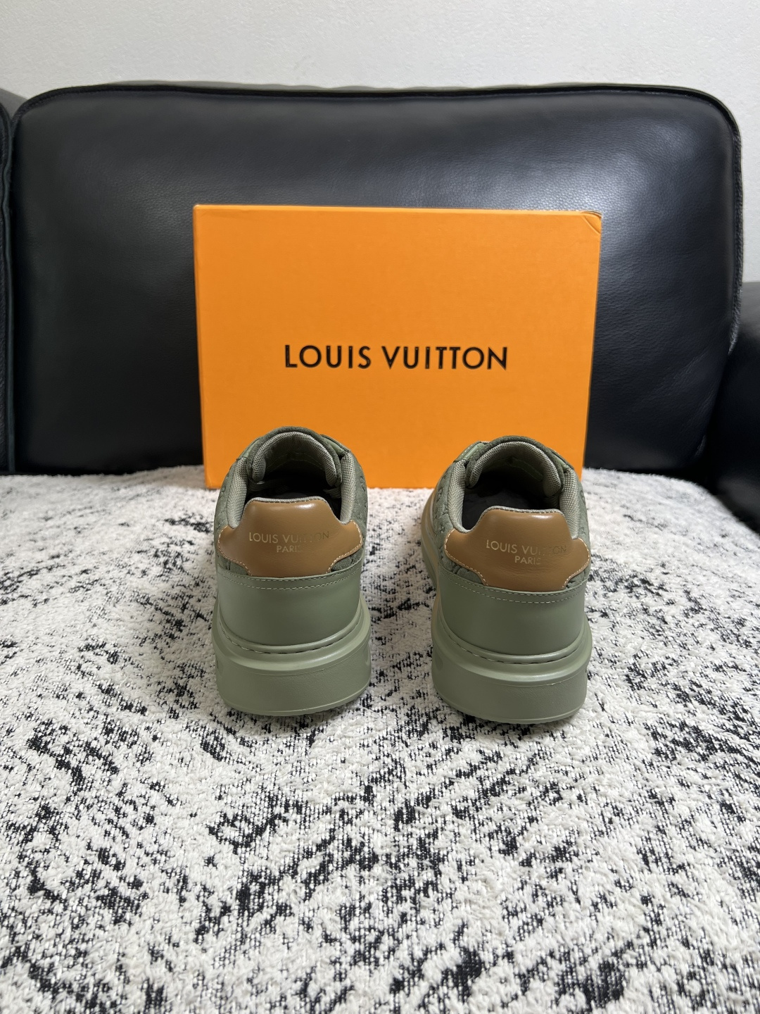 Lv  高品质  顶级工艺品  路易威登，运动板鞋专柜同步，鞋面意大利进口，高品质拼接缤纷色彩复杂工艺品，进口牛皮里垫柔