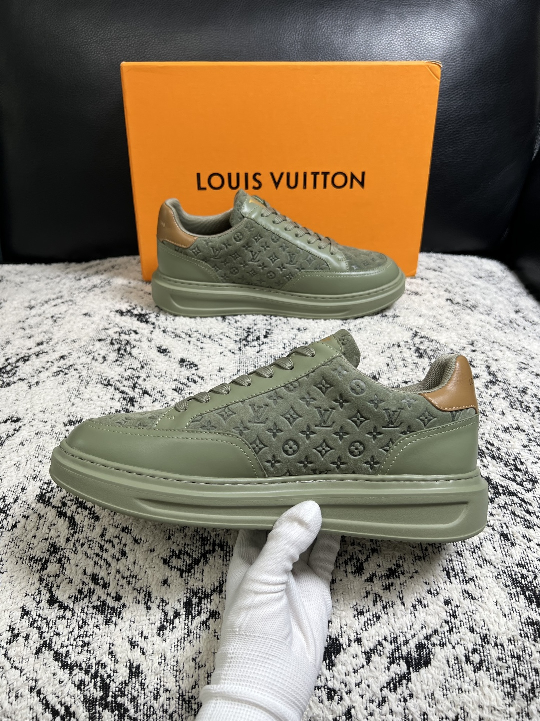 Lv  高品质  顶级工艺品  路易威登，运动板鞋专柜同步，鞋面意大利进口，高品质拼接缤纷色彩复杂工艺品，进口牛皮里垫柔