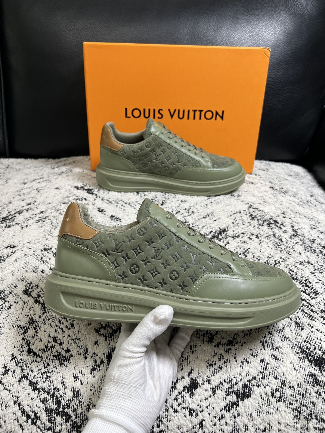 Lv  高品质  顶级工艺品  路易威登，运动板鞋专柜同步，鞋面意大利进口，高品质拼接缤纷色彩复杂工艺品，进口牛皮里垫柔