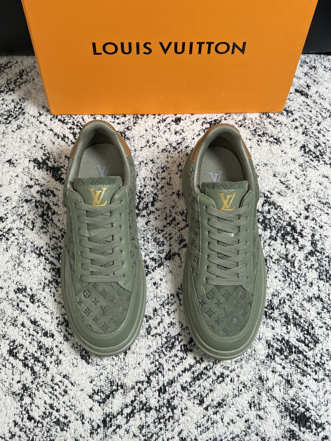Lv  高品质  顶级工艺品  路易威登，运动板鞋专柜同步，鞋面意大利进口，高品质拼接缤纷色彩复杂工艺品，进口牛皮里垫柔