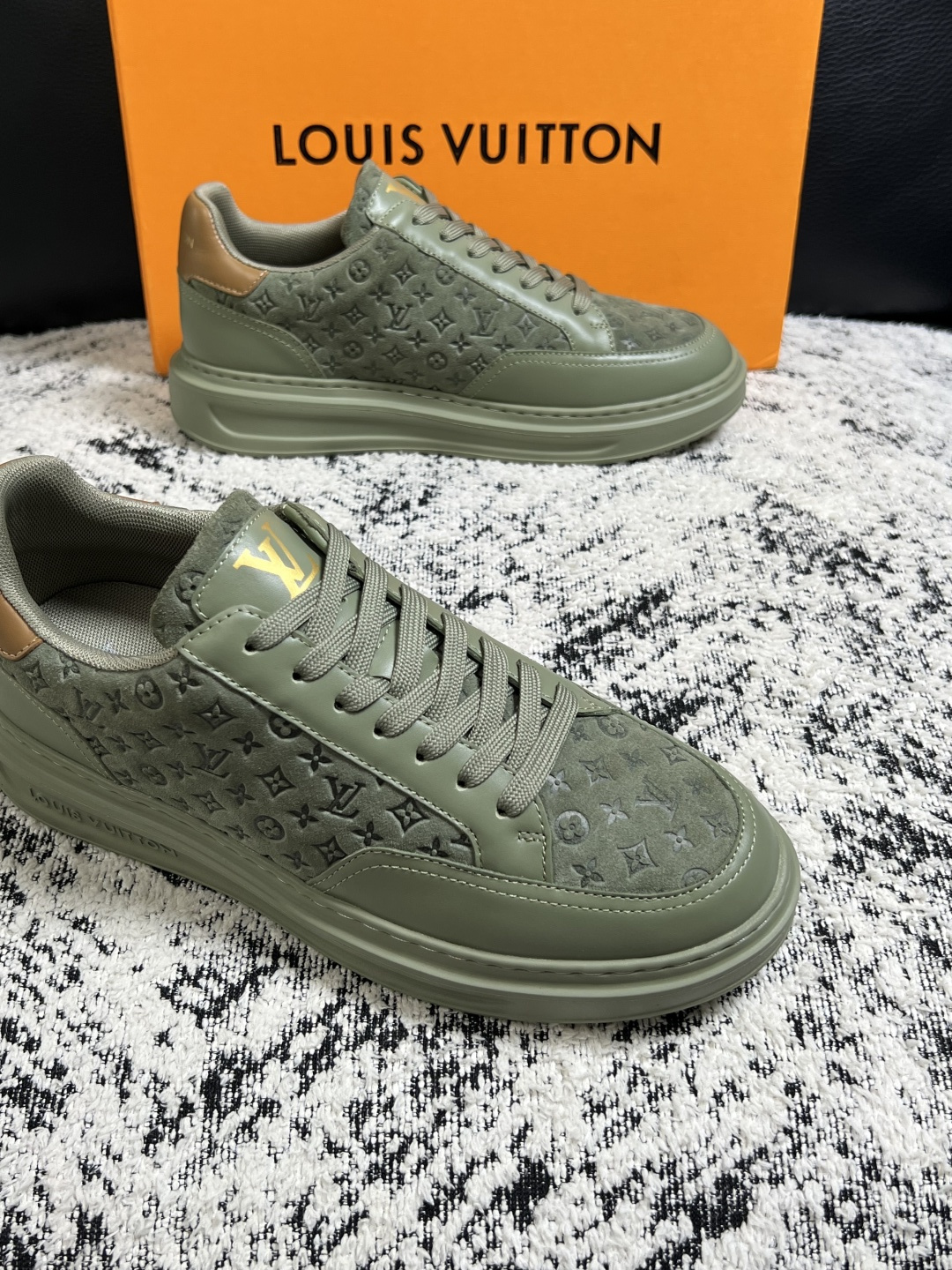 Lv  高品质  顶级工艺品  路易威登，运动板鞋专柜同步，鞋面意大利进口，高品质拼接缤纷色彩复杂工艺品，进口牛皮里垫柔