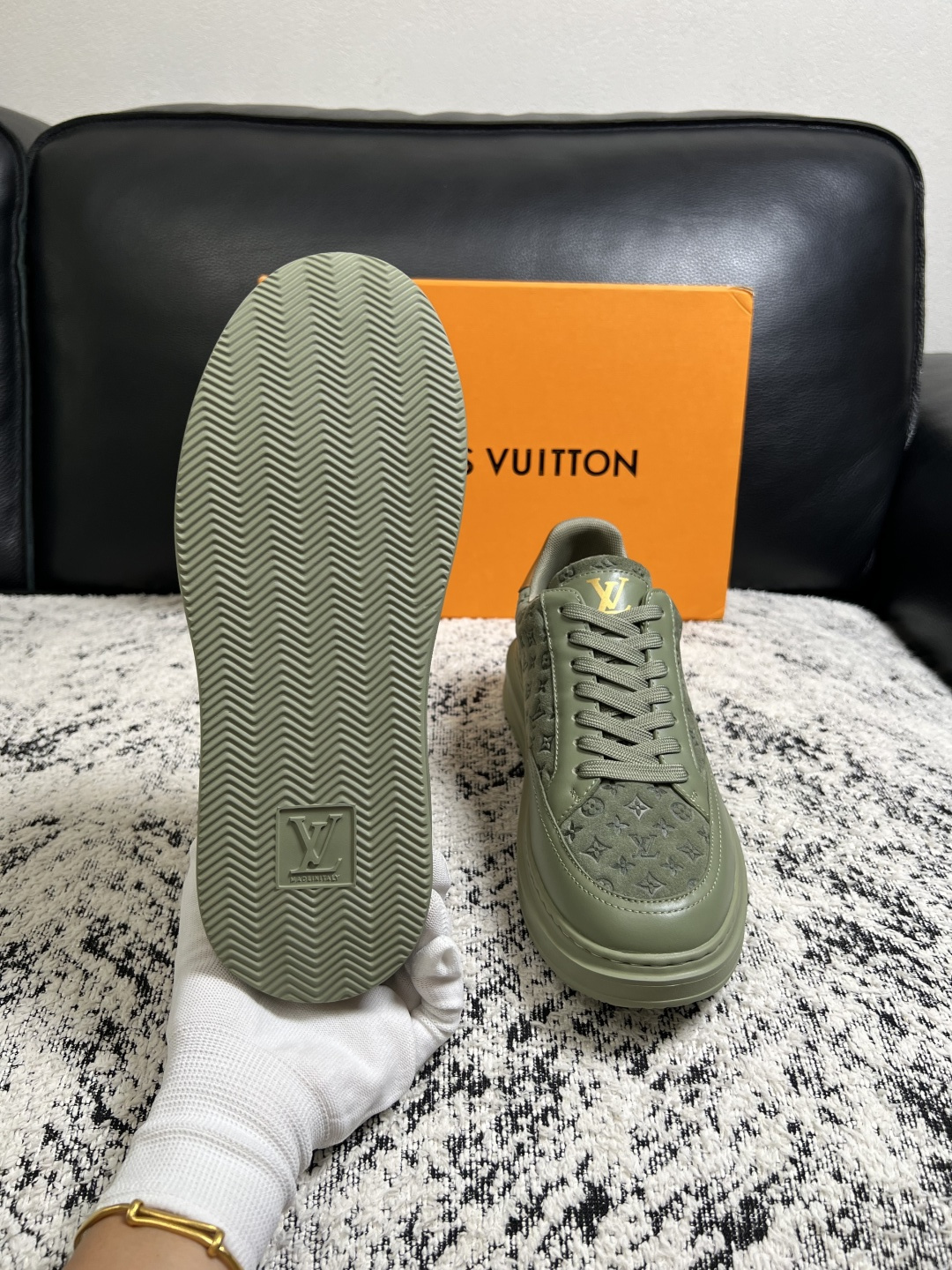 Lv  高品质  顶级工艺品  路易威登，运动板鞋专柜同步，鞋面意大利进口，高品质拼接缤纷色彩复杂工艺品，进口牛皮里垫柔