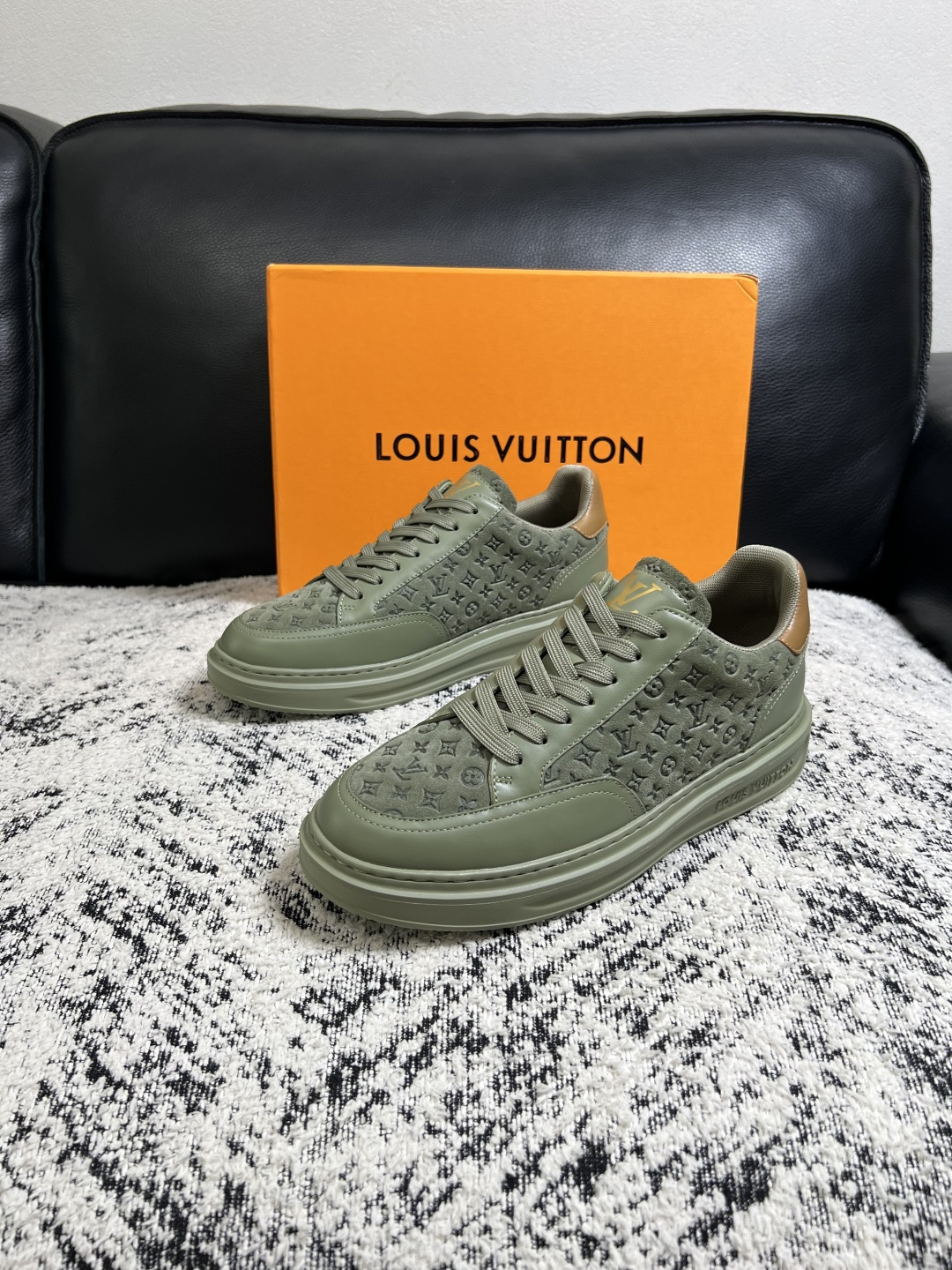 Lv  高品质  顶级工艺品  路易威登，运动板鞋专柜同步，鞋面意大利进口，高品质拼接缤纷色彩复杂工艺品，进口牛皮里垫柔