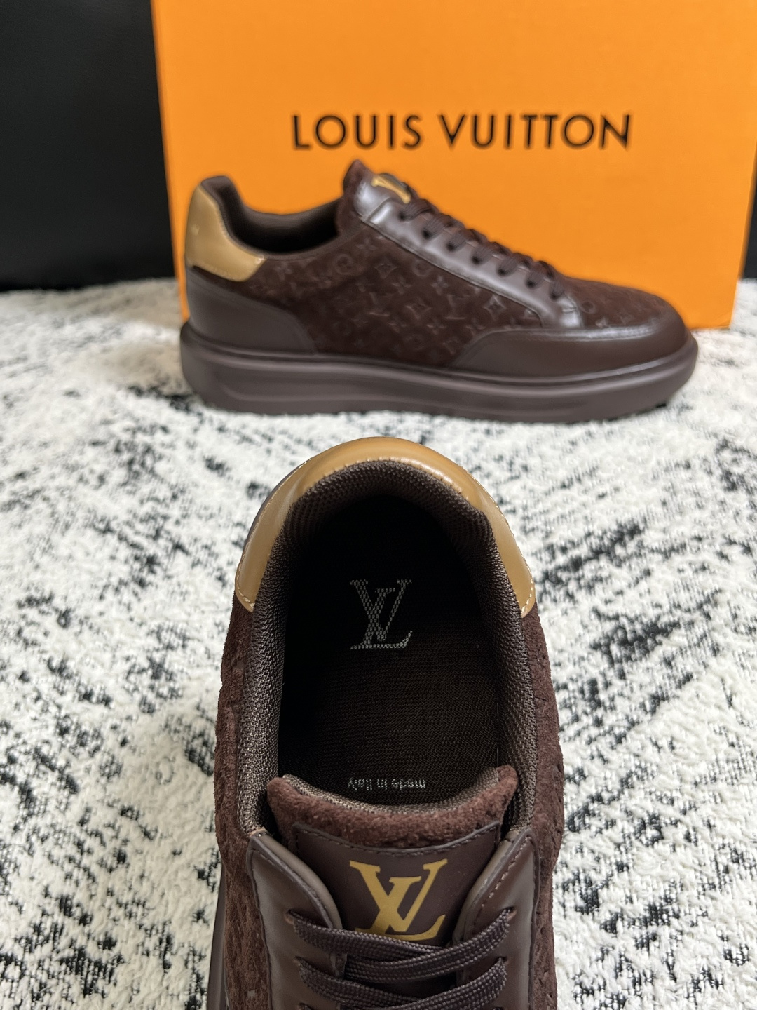 Lv  高品质  顶级工艺品  路易威登，运动板鞋专柜同步，鞋面意大利进口，高品质拼接缤纷色彩复杂工艺品，进口牛皮里垫柔