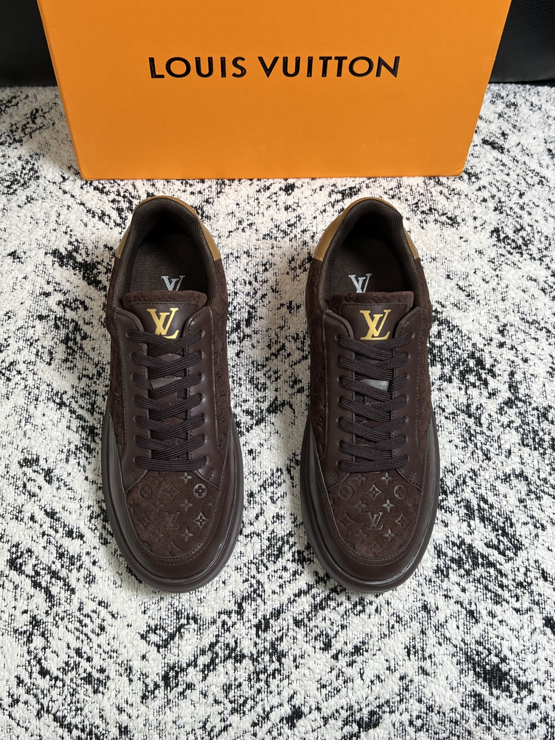 Lv  高品质  顶级工艺品  路易威登，运动板鞋专柜同步，鞋面意大利进口，高品质拼接缤纷色彩复杂工艺品，进口牛皮里垫柔