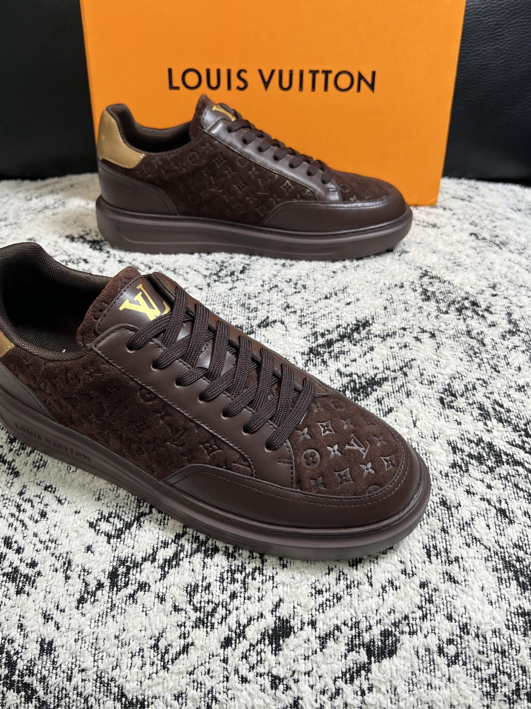 Lv  高品质  顶级工艺品  路易威登，运动板鞋专柜同步，鞋面意大利进口，高品质拼接缤纷色彩复杂工艺品，进口牛皮里垫柔