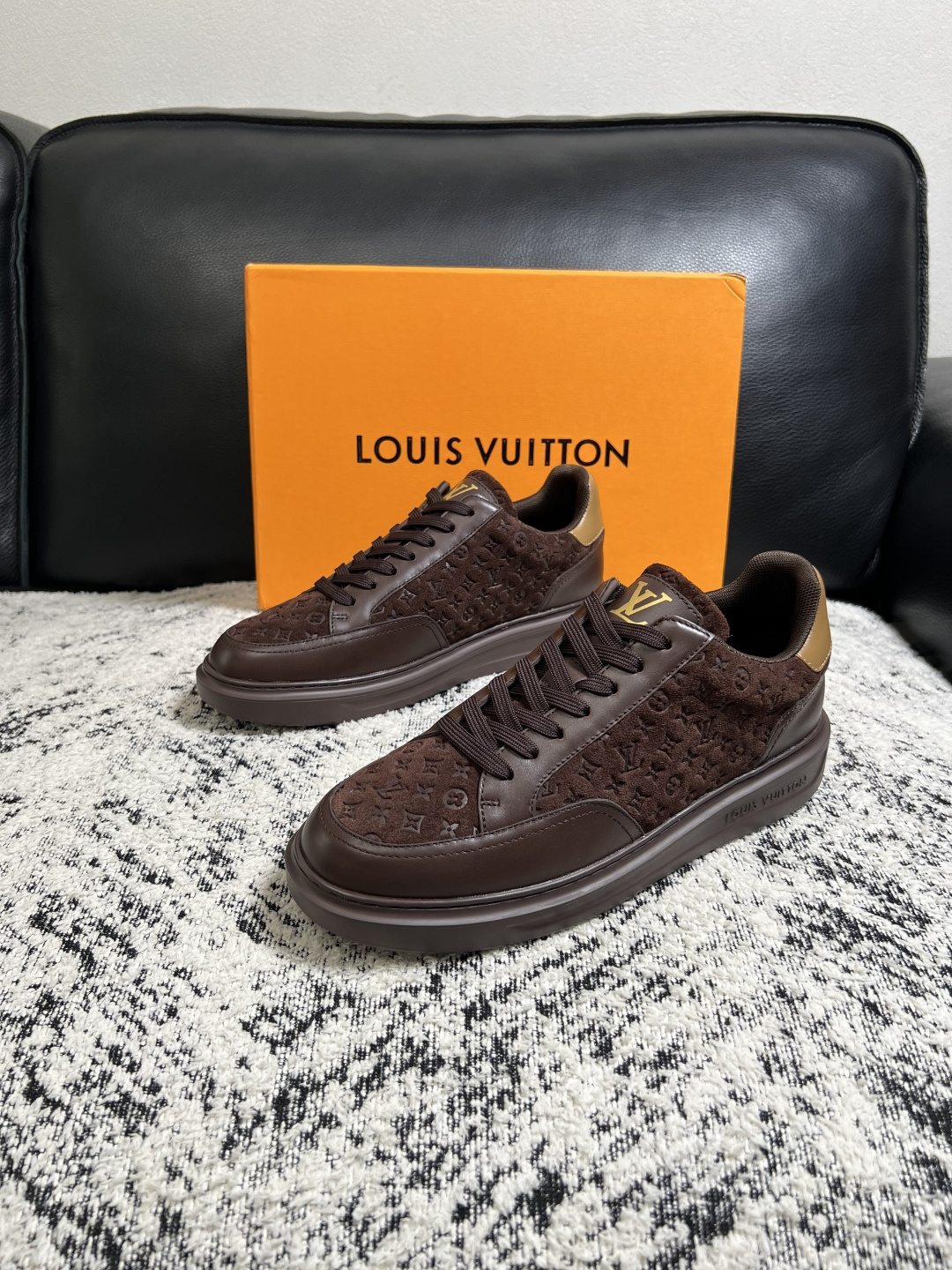 Lv  高品质  顶级工艺品  路易威登，运动板鞋专柜同步，鞋面意大利进口，高品质拼接缤纷色彩复杂工艺品，进口牛皮里垫柔