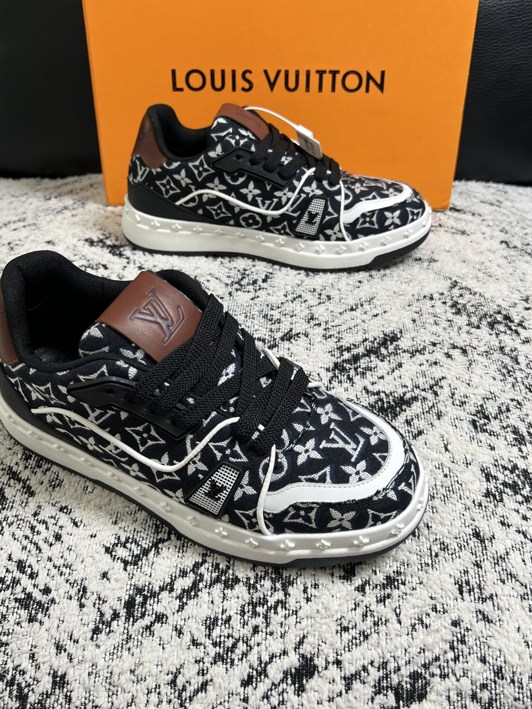 Lv  高品质  顶级工艺品  路易威登，专柜同步原厂配置，鞋面意大利进口，高品质拼接缤纷色彩复杂工艺品，进口牛皮里垫柔