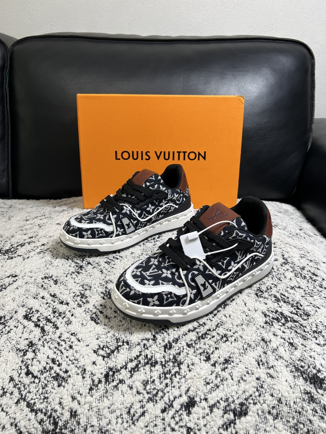 Lv  高品质  顶级工艺品  路易威登，专柜同步原厂配置，鞋面意大利进口，高品质拼接缤纷色彩复杂工艺品，进口牛皮里垫柔