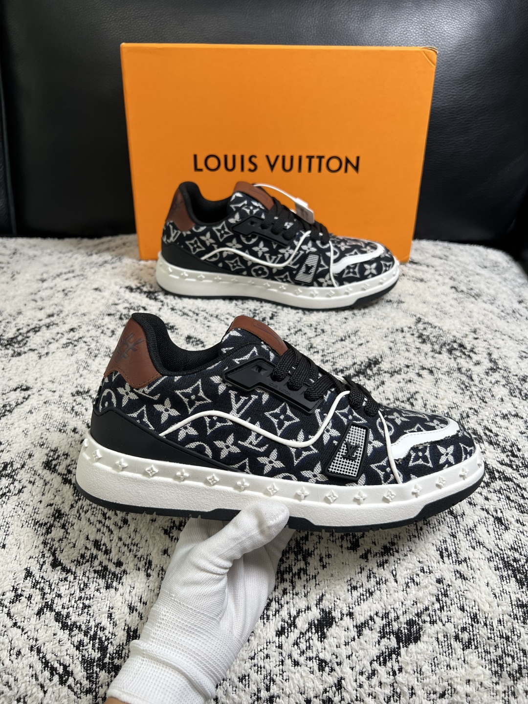 Lv  高品质  顶级工艺品  路易威登，专柜同步原厂配置，鞋面意大利进口，高品质拼接缤纷色彩复杂工艺品，进口牛皮里垫柔