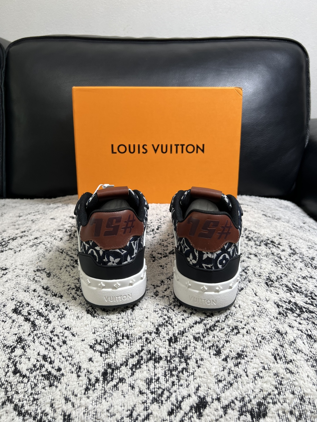 Lv  高品质  顶级工艺品  路易威登，专柜同步原厂配置，鞋面意大利进口，高品质拼接缤纷色彩复杂工艺品，进口牛皮里垫柔