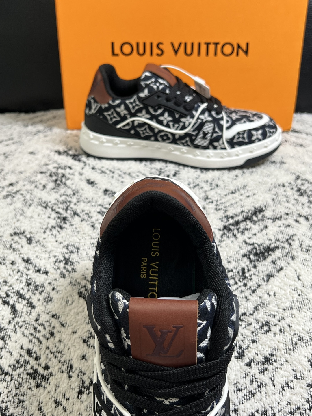 Lv  高品质  顶级工艺品  路易威登，专柜同步原厂配置，鞋面意大利进口，高品质拼接缤纷色彩复杂工艺品，进口牛皮里垫柔