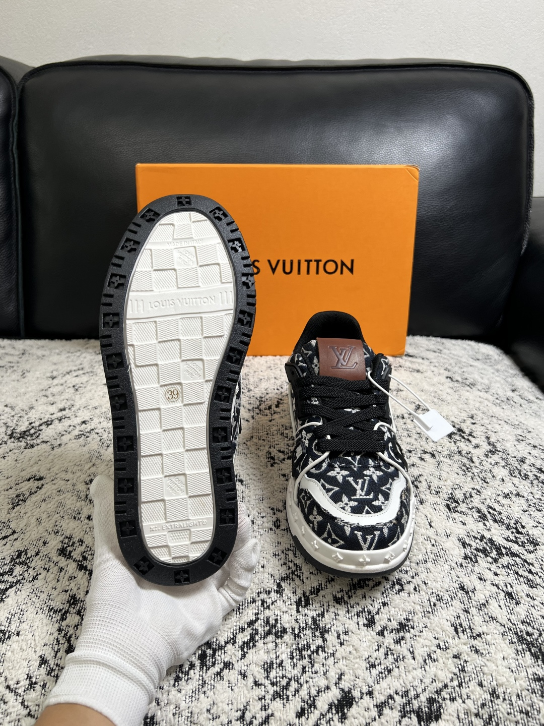 Lv  高品质  顶级工艺品  路易威登，专柜同步原厂配置，鞋面意大利进口，高品质拼接缤纷色彩复杂工艺品，进口牛皮里垫柔