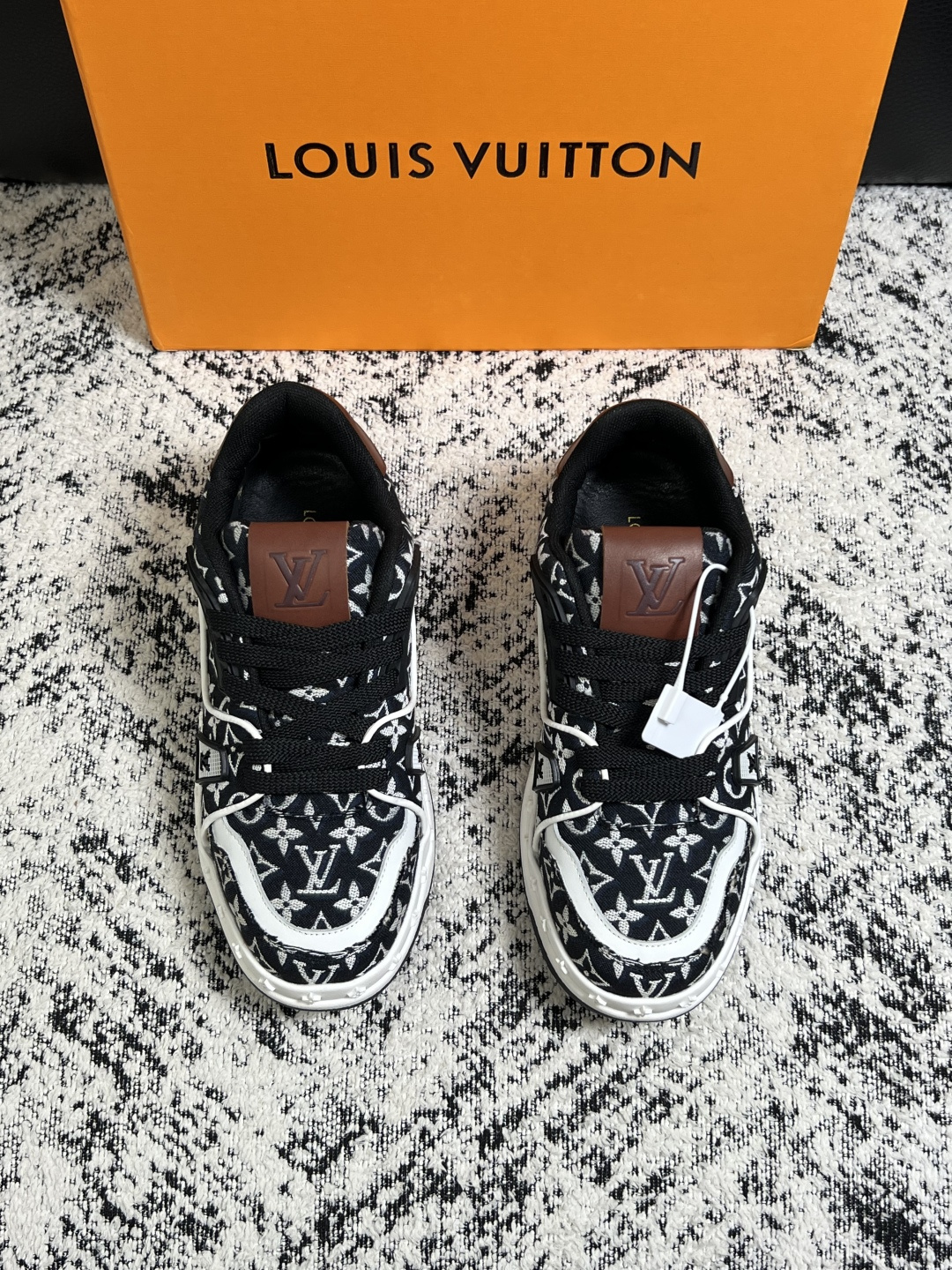 Lv  高品质  顶级工艺品  路易威登，专柜同步原厂配置，鞋面意大利进口，高品质拼接缤纷色彩复杂工艺品，进口牛皮里垫柔