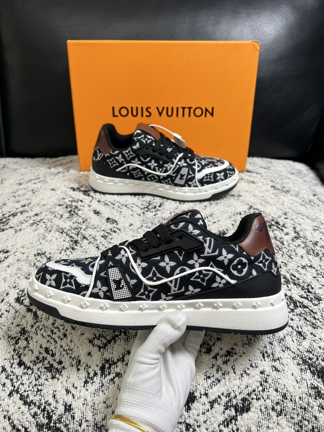 Lv  高品质  顶级工艺品  路易威登，专柜同步原厂配置，鞋面意大利进口，高品质拼接缤纷色彩复杂工艺品，进口牛皮里垫柔