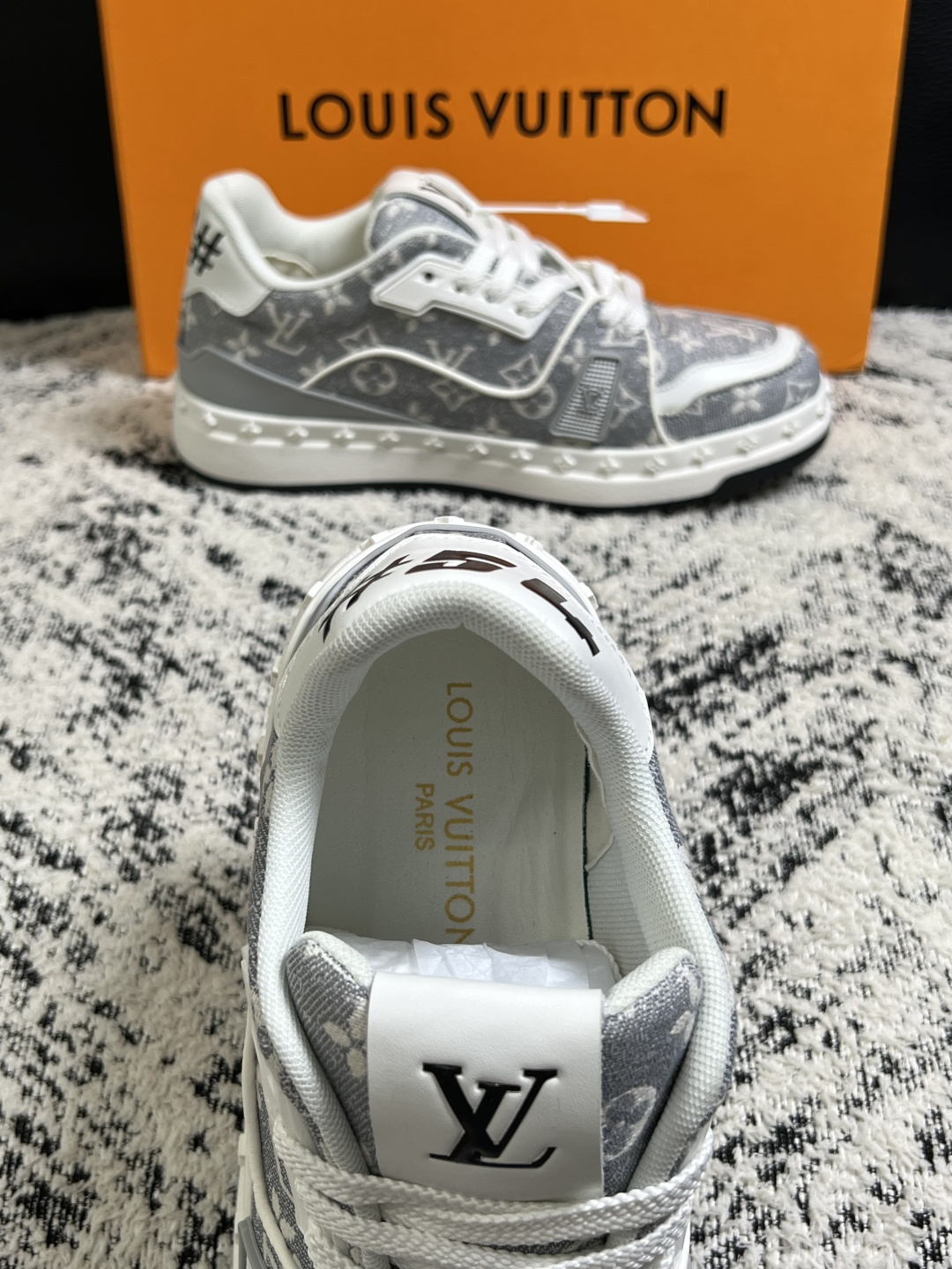 Lv  高品质  顶级工艺品  路易威登，专柜同步原厂配置，鞋面意大利进口，高品质拼接缤纷色彩复杂工艺品，进口牛皮里垫柔