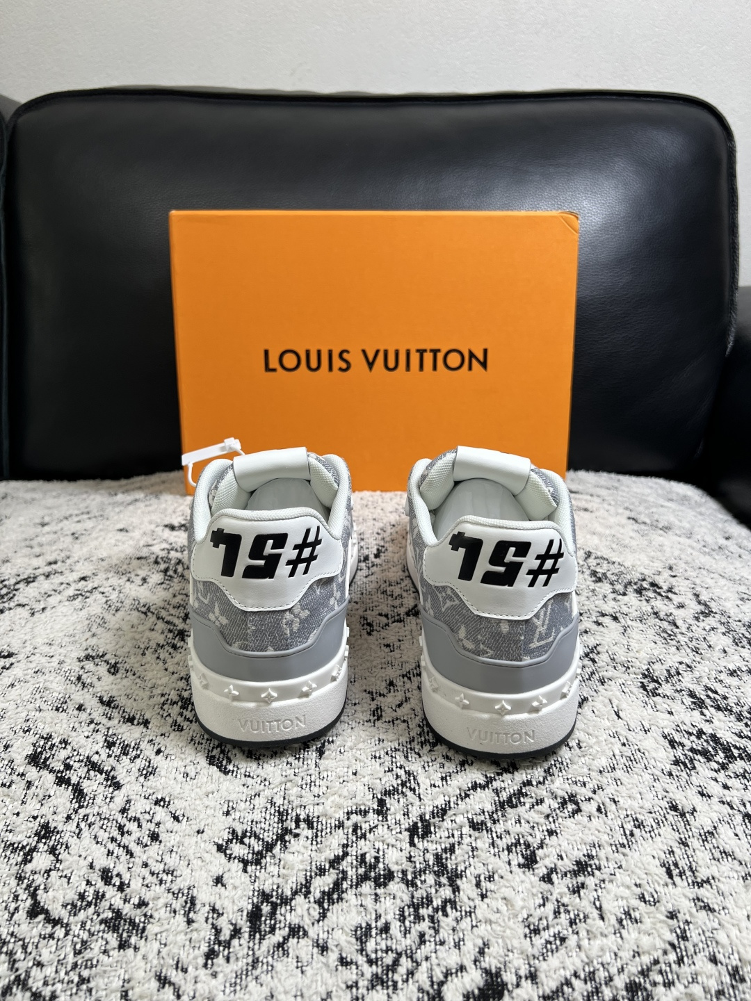 Lv  高品质  顶级工艺品  路易威登，专柜同步原厂配置，鞋面意大利进口，高品质拼接缤纷色彩复杂工艺品，进口牛皮里垫柔