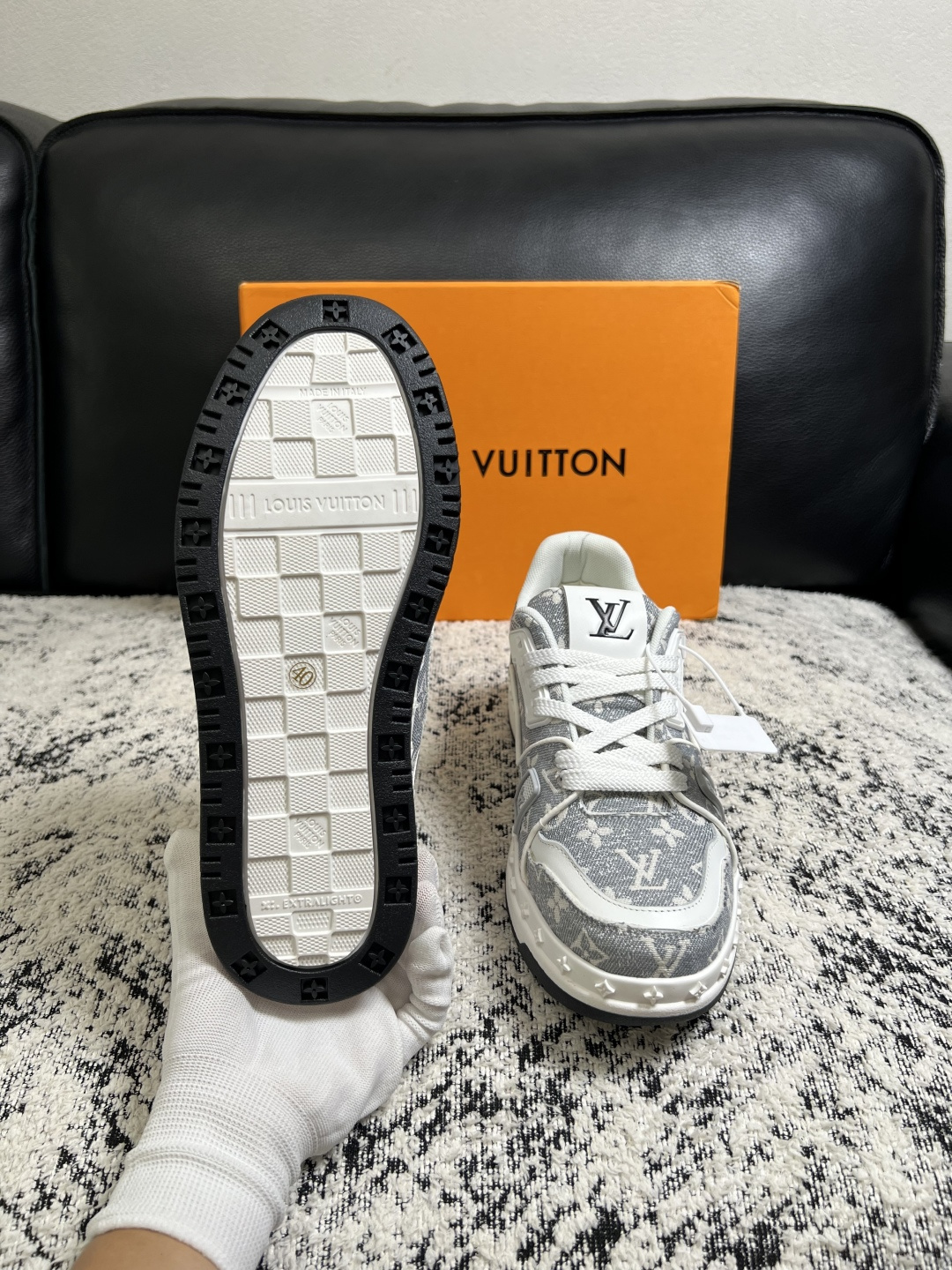 Lv  高品质  顶级工艺品  路易威登，专柜同步原厂配置，鞋面意大利进口，高品质拼接缤纷色彩复杂工艺品，进口牛皮里垫柔