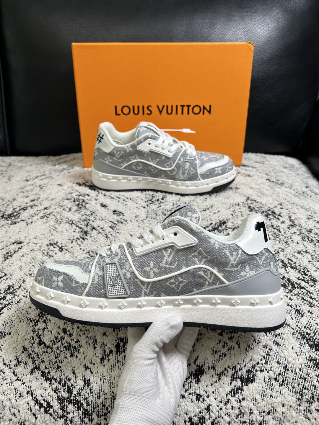 Lv  高品质  顶级工艺品  路易威登，专柜同步原厂配置，鞋面意大利进口，高品质拼接缤纷色彩复杂工艺品，进口牛皮里垫柔