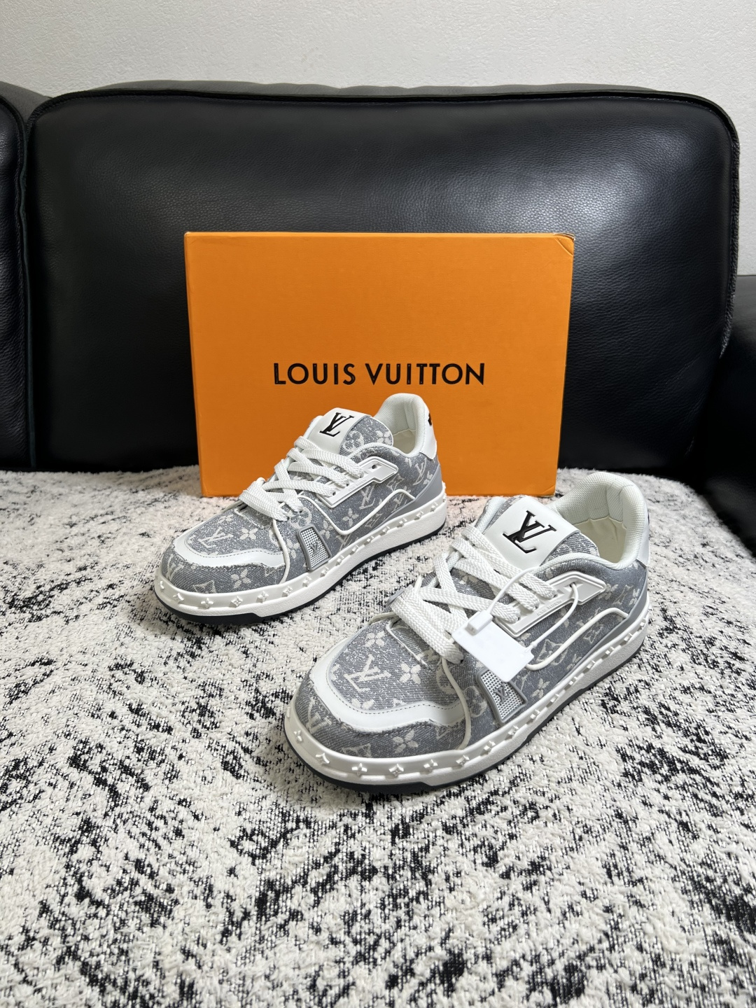 Lv  高品质  顶级工艺品  路易威登，专柜同步原厂配置，鞋面意大利进口，高品质拼接缤纷色彩复杂工艺品，进口牛皮里垫柔