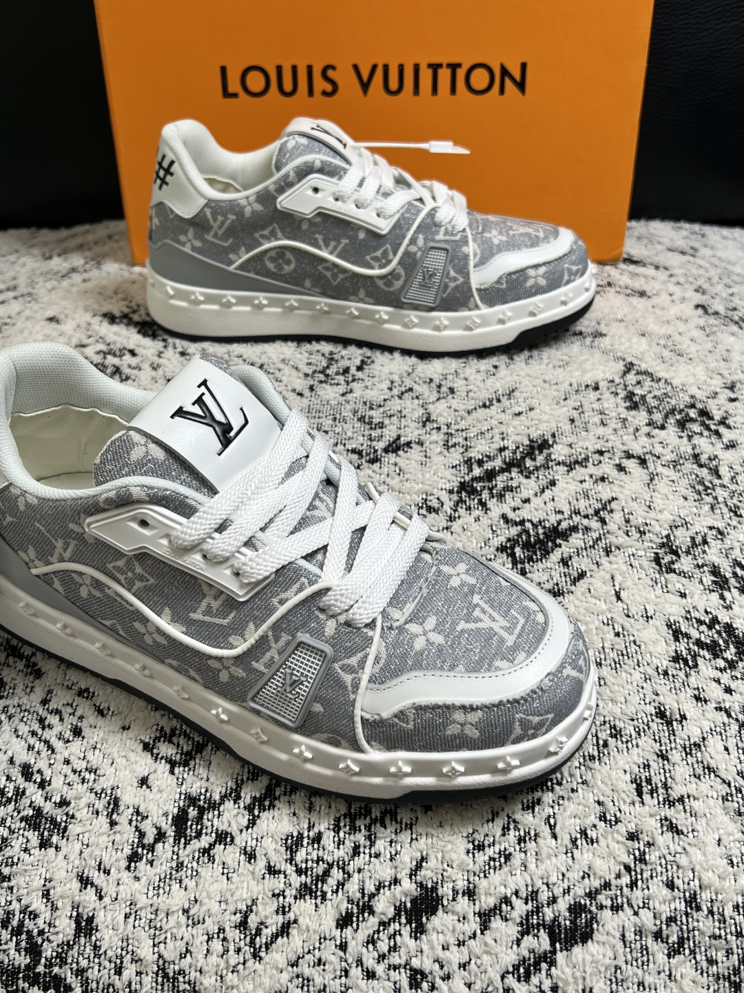 Lv  高品质  顶级工艺品  路易威登，专柜同步原厂配置，鞋面意大利进口，高品质拼接缤纷色彩复杂工艺品，进口牛皮里垫柔