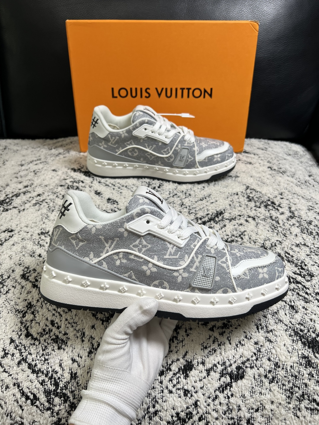 Lv  高品质  顶级工艺品  路易威登，专柜同步原厂配置，鞋面意大利进口，高品质拼接缤纷色彩复杂工艺品，进口牛皮里垫柔