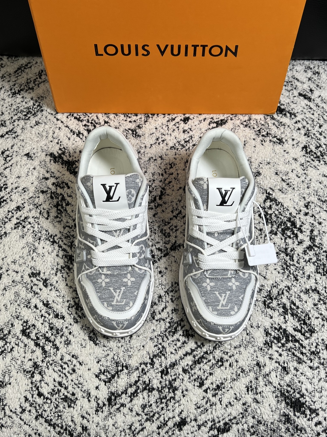 Lv  高品质  顶级工艺品  路易威登，专柜同步原厂配置，鞋面意大利进口，高品质拼接缤纷色彩复杂工艺品，进口牛皮里垫柔