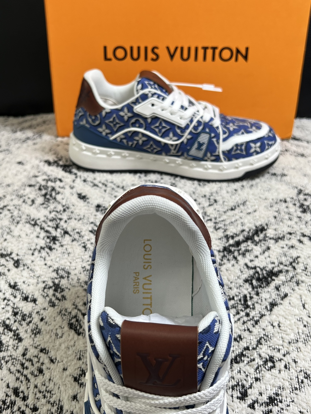 Lv  高品质  顶级工艺品  路易威登，专柜同步原厂配置，鞋面意大利进口，高品质拼接缤纷色彩复杂工艺品，进口牛皮里垫柔