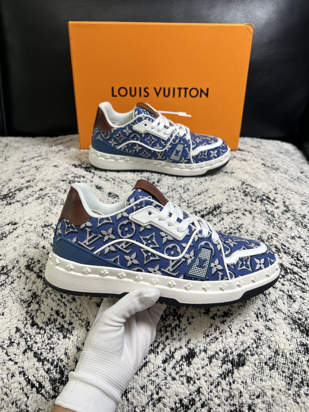Lv  高品质  顶级工艺品  路易威登，专柜同步原厂配置，鞋面意大利进口，高品质拼接缤纷色彩复杂工艺品，进口牛皮里垫柔
