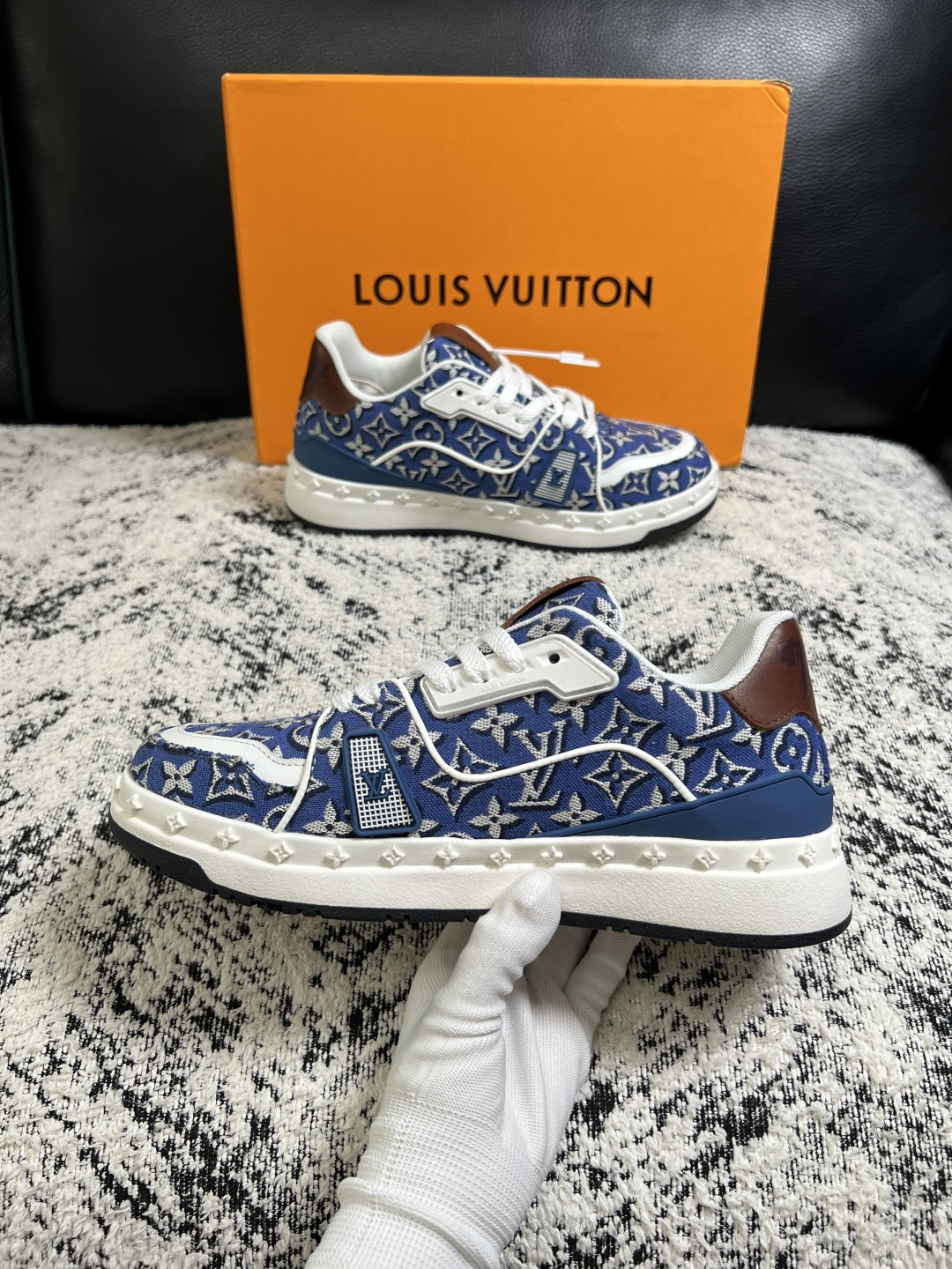Lv  高品质  顶级工艺品  路易威登，专柜同步原厂配置，鞋面意大利进口，高品质拼接缤纷色彩复杂工艺品，进口牛皮里垫柔