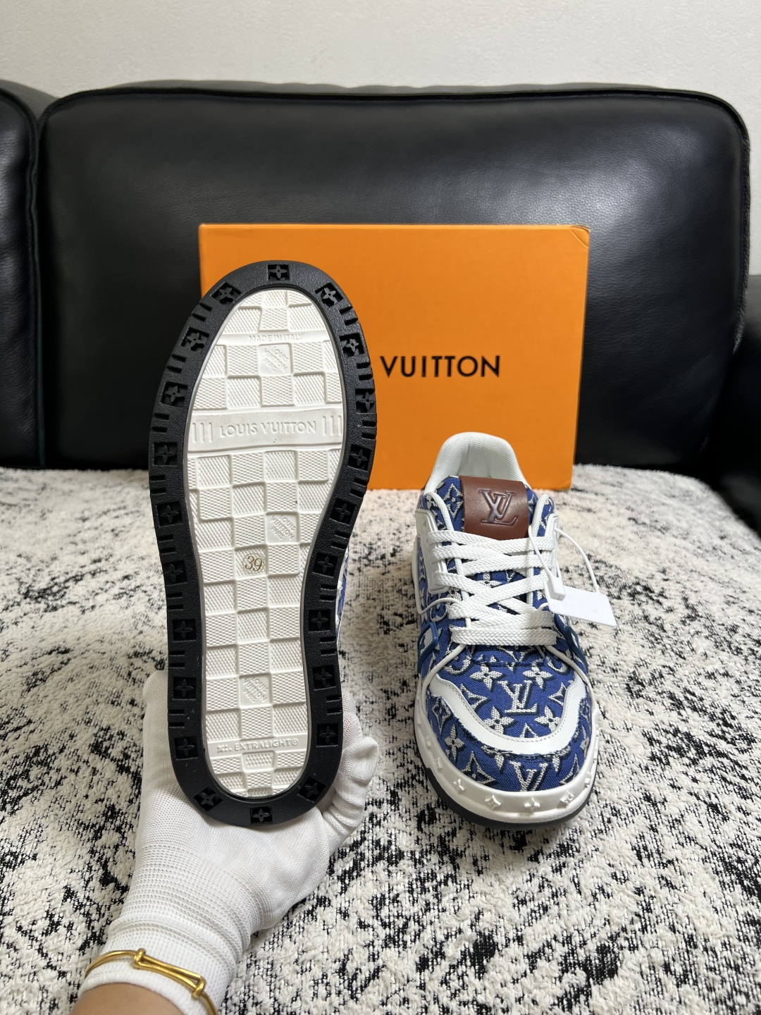 Lv  高品质  顶级工艺品  路易威登，专柜同步原厂配置，鞋面意大利进口，高品质拼接缤纷色彩复杂工艺品，进口牛皮里垫柔