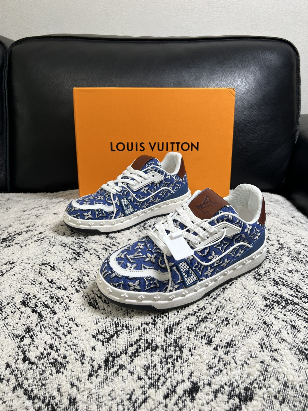 Lv  高品质  顶级工艺品  路易威登，专柜同步原厂配置，鞋面意大利进口，高品质拼接缤纷色彩复杂工艺品，进口牛皮里垫柔