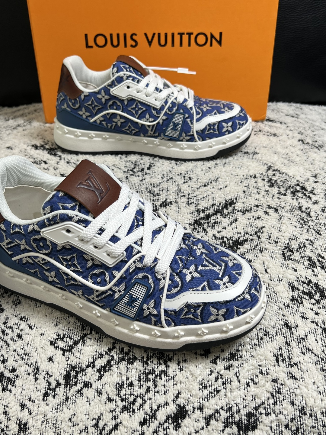 Lv  高品质  顶级工艺品  路易威登，专柜同步原厂配置，鞋面意大利进口，高品质拼接缤纷色彩复杂工艺品，进口牛皮里垫柔