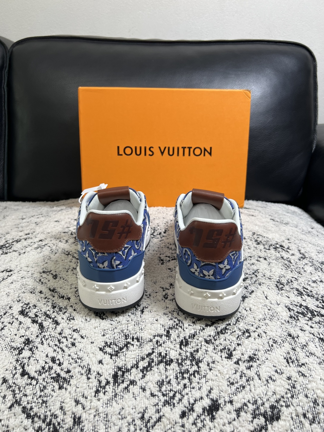 Lv  高品质  顶级工艺品  路易威登，专柜同步原厂配置，鞋面意大利进口，高品质拼接缤纷色彩复杂工艺品，进口牛皮里垫柔