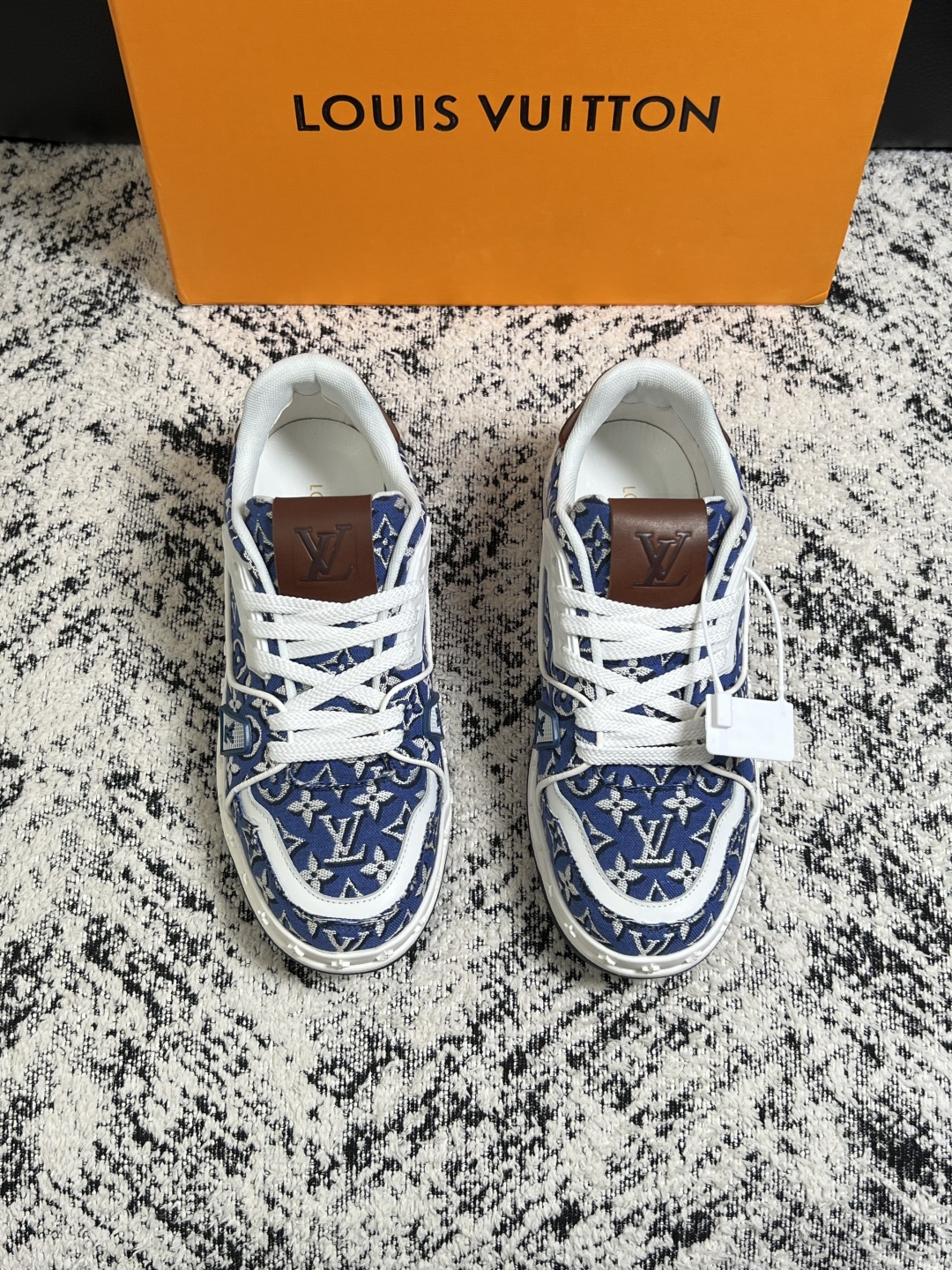 Lv  高品质  顶级工艺品  路易威登，专柜同步原厂配置，鞋面意大利进口，高品质拼接缤纷色彩复杂工艺品，进口牛皮里垫柔