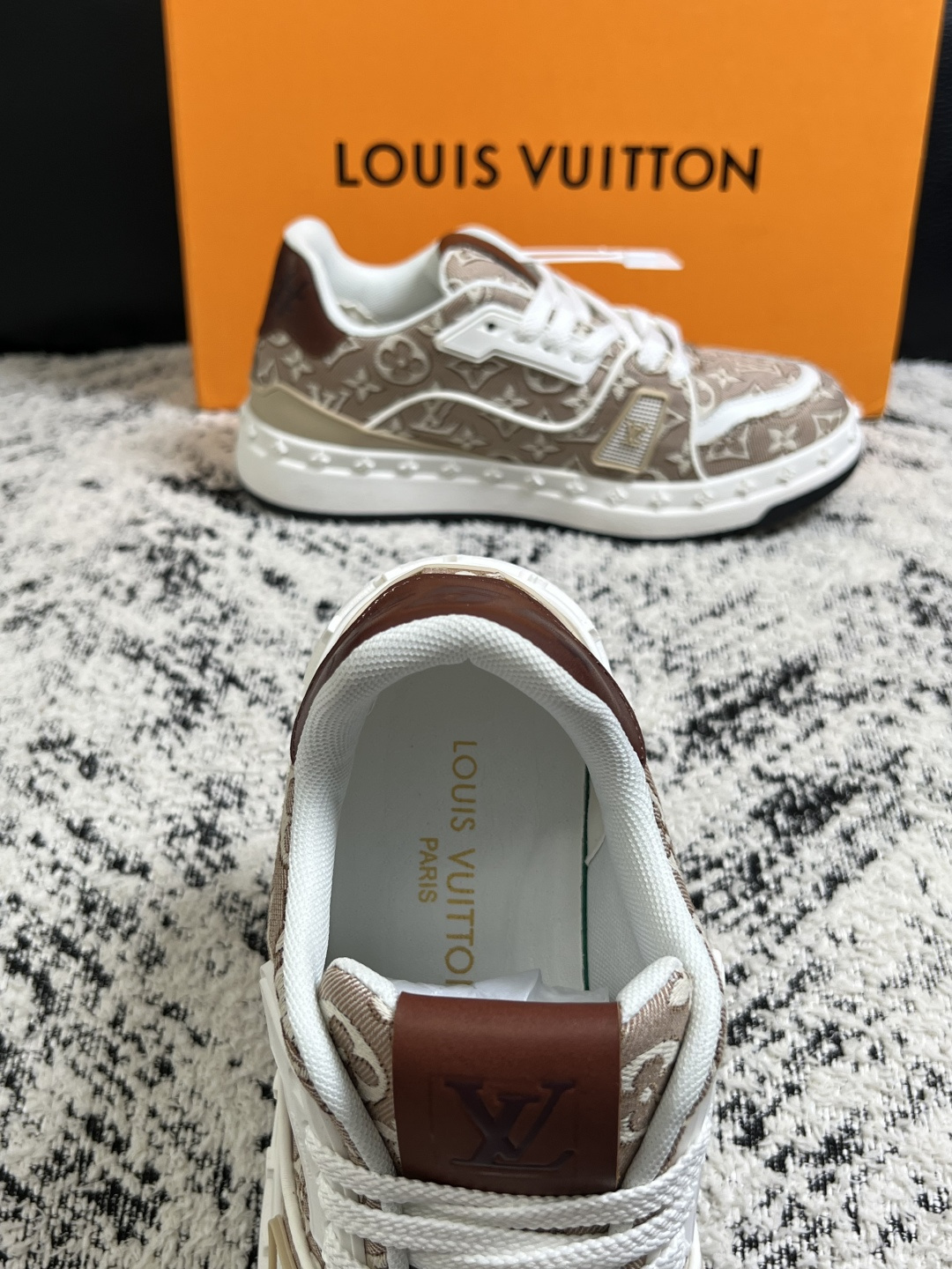 Lv  高品质  顶级工艺品  路易威登，专柜同步原厂配置，鞋面意大利进口，高品质拼接缤纷色彩复杂工艺品，进口牛皮里垫柔