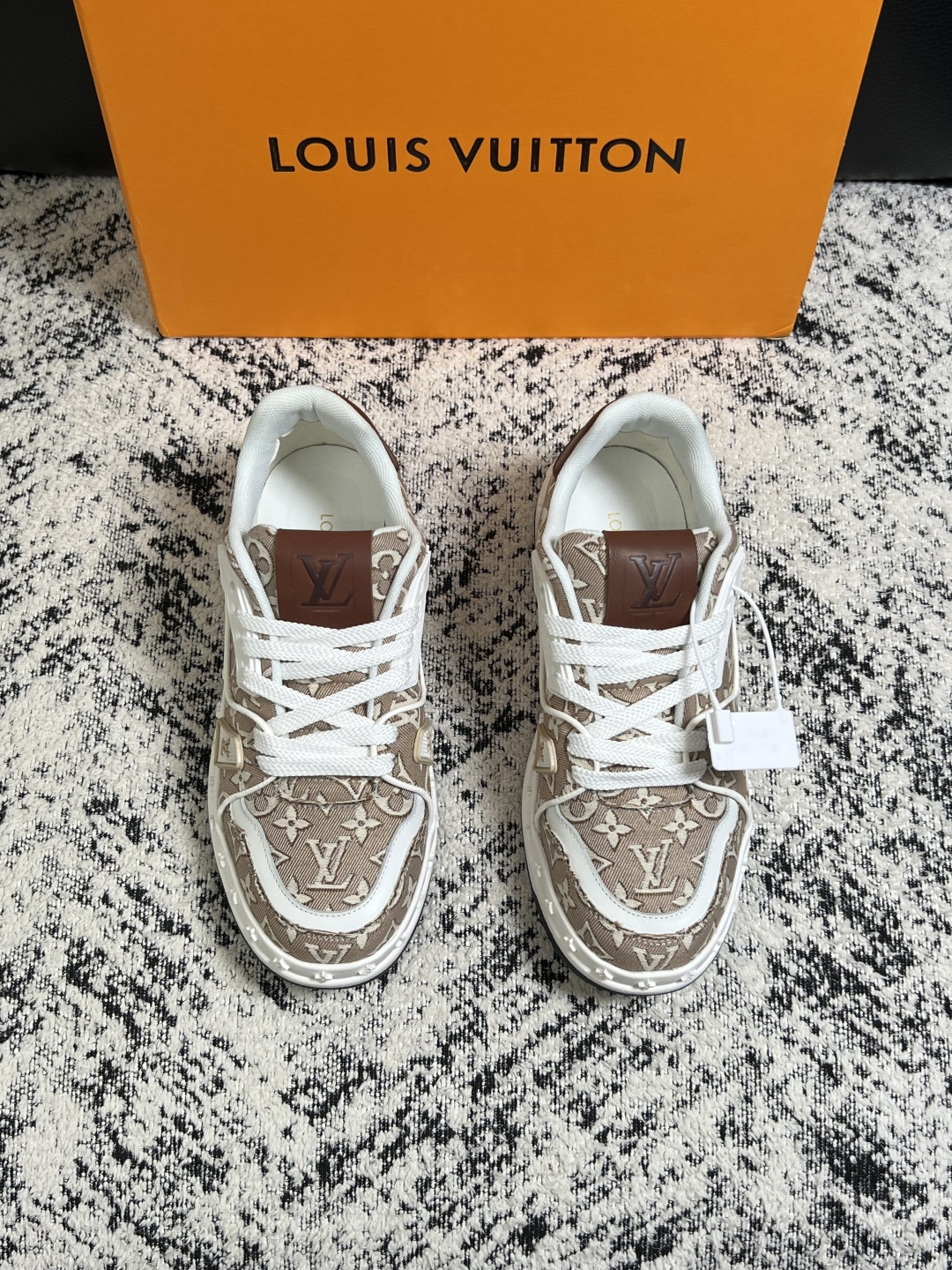 Lv  高品质  顶级工艺品  路易威登，专柜同步原厂配置，鞋面意大利进口，高品质拼接缤纷色彩复杂工艺品，进口牛皮里垫柔