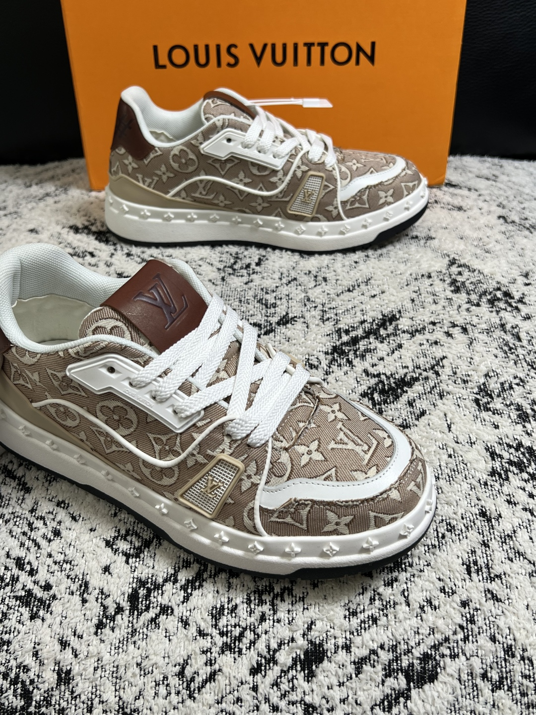 Lv  高品质  顶级工艺品  路易威登，专柜同步原厂配置，鞋面意大利进口，高品质拼接缤纷色彩复杂工艺品，进口牛皮里垫柔