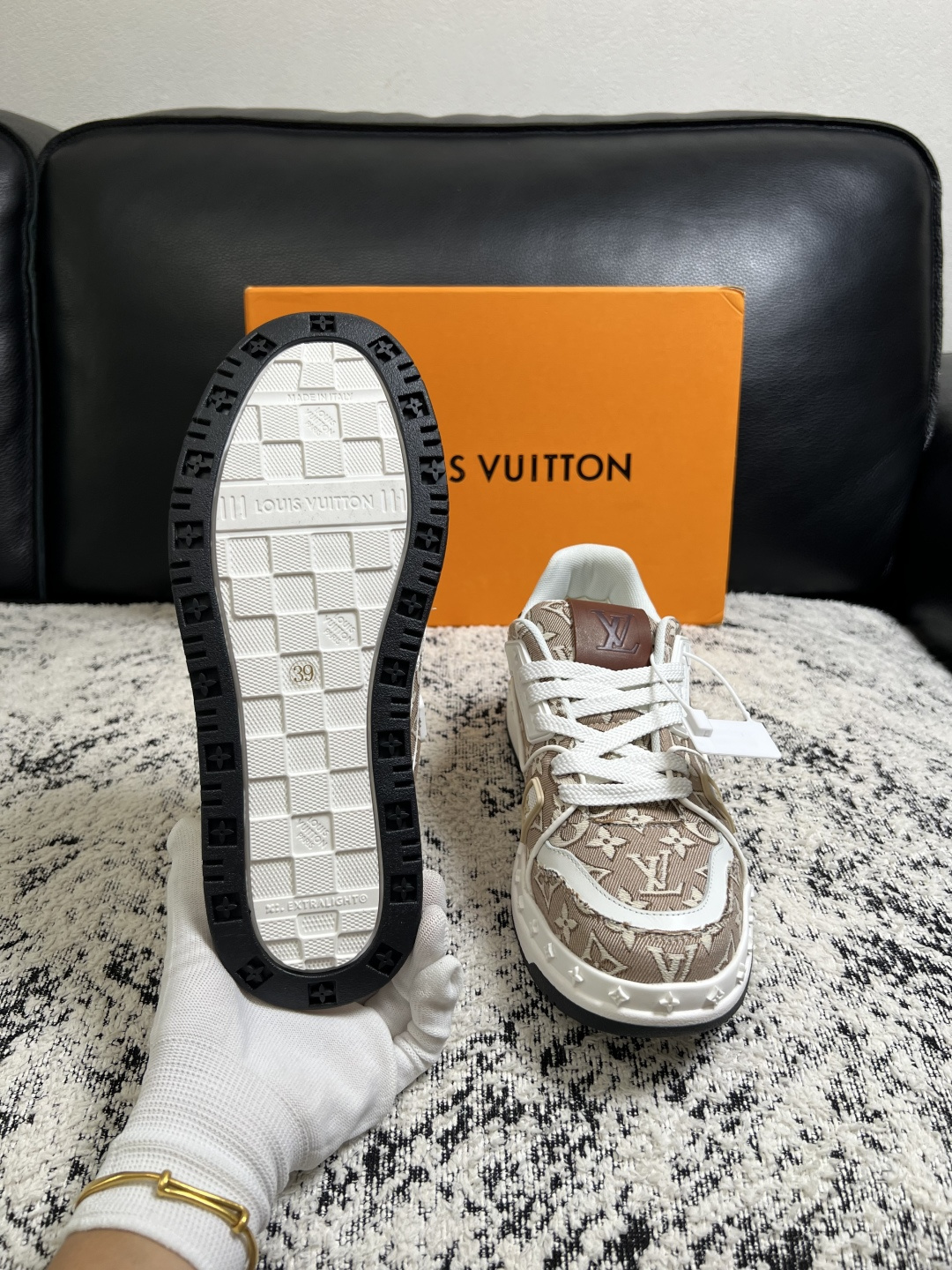 Lv  高品质  顶级工艺品  路易威登，专柜同步原厂配置，鞋面意大利进口，高品质拼接缤纷色彩复杂工艺品，进口牛皮里垫柔
