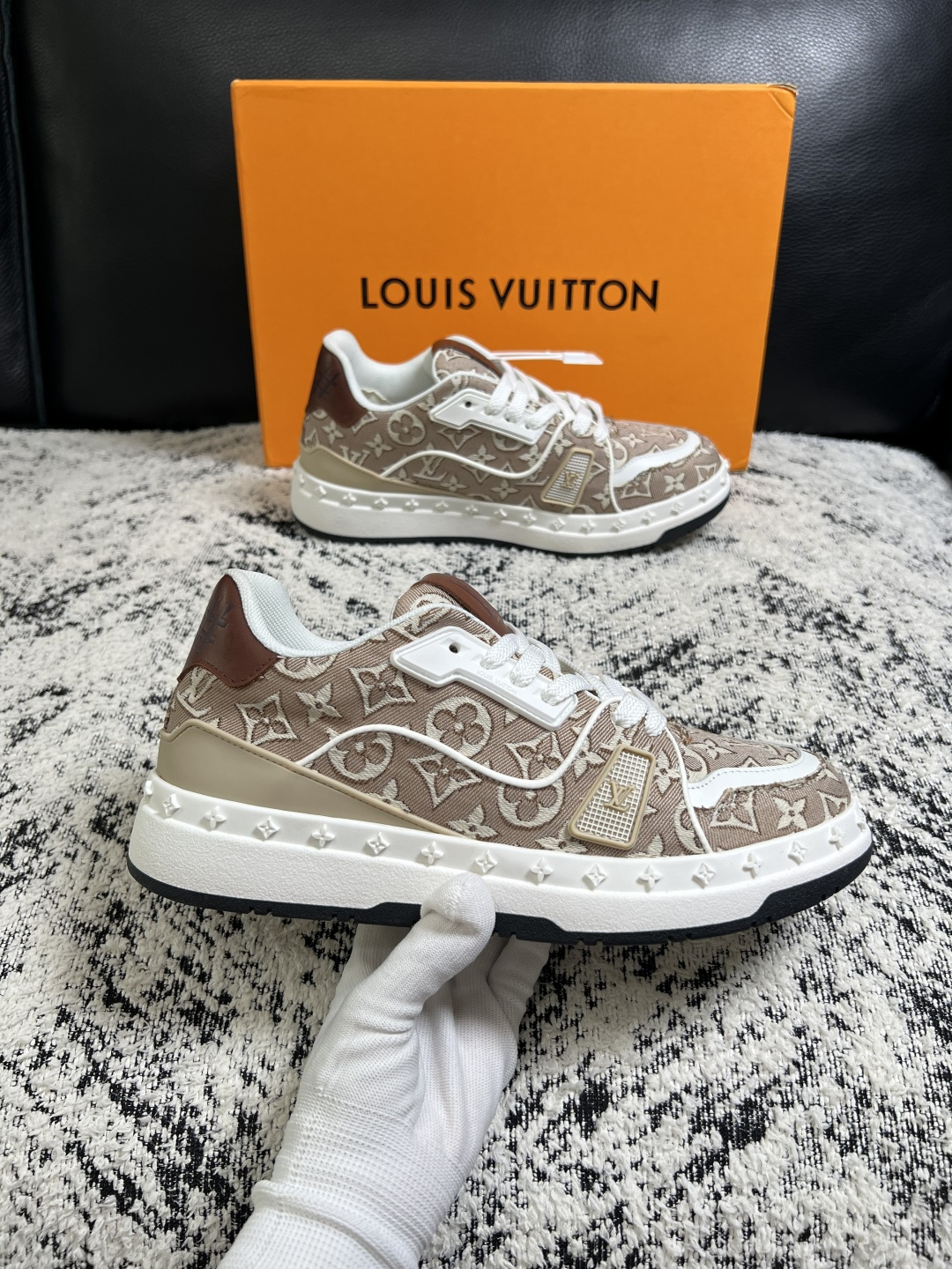 Lv  高品质  顶级工艺品  路易威登，专柜同步原厂配置，鞋面意大利进口，高品质拼接缤纷色彩复杂工艺品，进口牛皮里垫柔